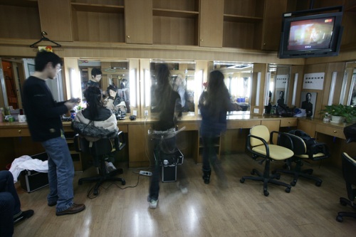 这是今年“92岁”的老字号剧院——浙江胜利剧院春节前的最后一期“戏服体验”