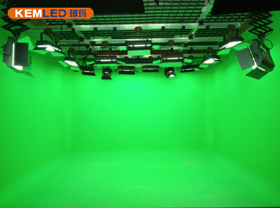 日本富士电视台的演播室里灯光刺眼