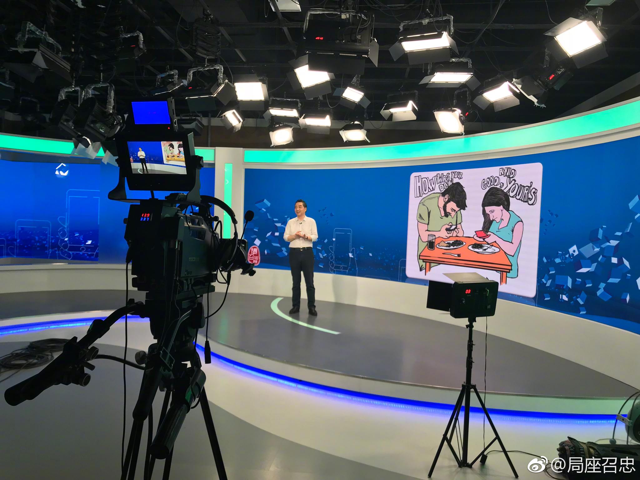 由法治课代表收集同学的法律疑问、协助开展法治主题班会、带领同学玩法治飞行棋