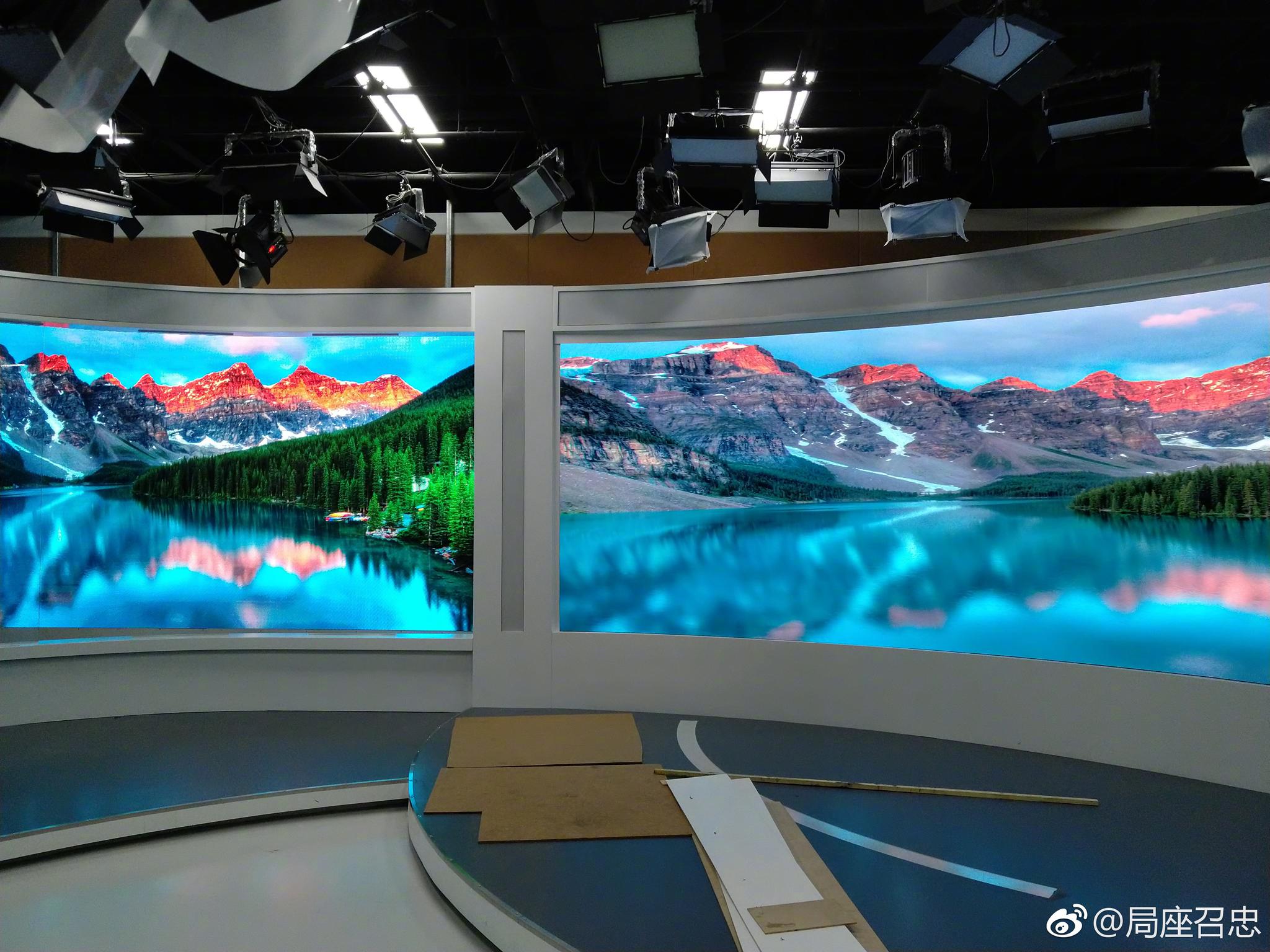 将花园里的“露台”巧妙搬至舞台中央；巧妙融入月季、雨燕、缠枝莲纹、传统窗棂等极具北京特色的元素与中式文化符号