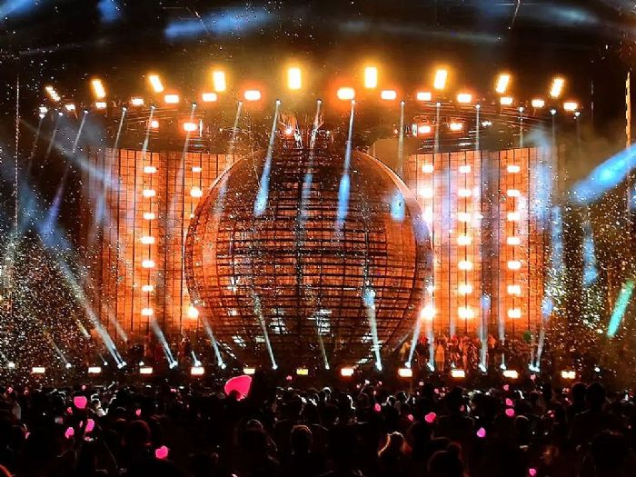 在导游的引领下深入了解明清皇家祭天礼仪和天坛建筑的精密天文设计及声学奇观