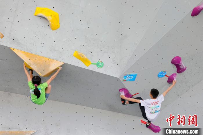 全国青少年U系列攀岩联赛重庆站开幕，800余名选