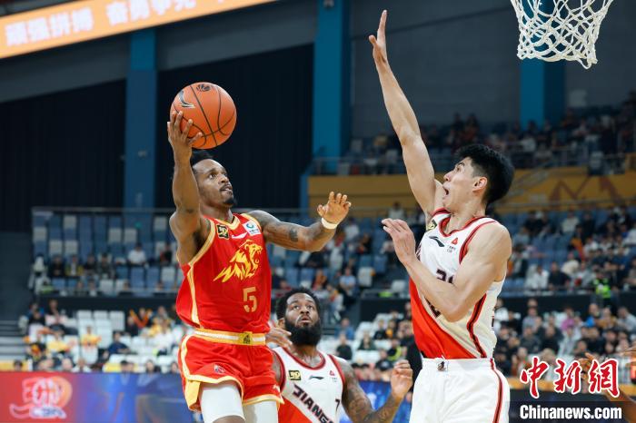 广厦在浙江杭州主场大胜江苏，全队六人得分上