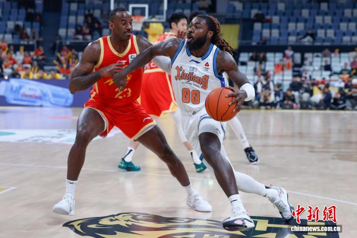 上海队豪取9连胜登顶CBA积