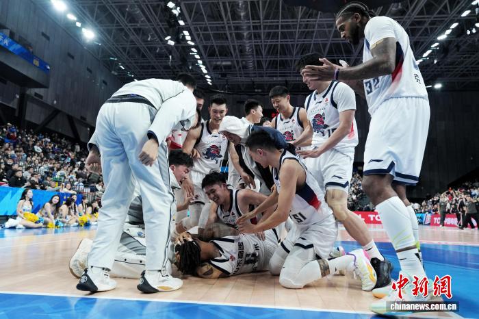 上海队豪取9连胜登顶CBA积分榜