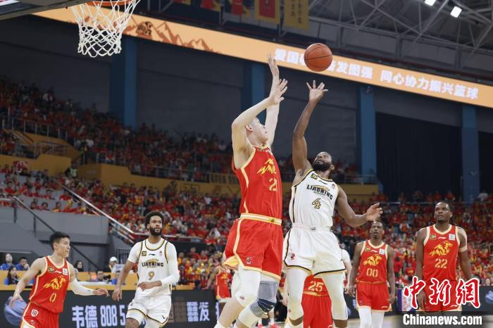 广厦男篮半决赛首战大胜辽宁男篮，大比分1比