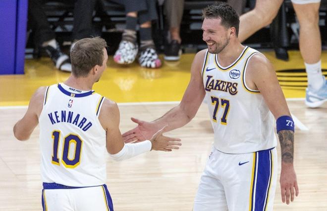 湖人客场绝杀魔术 肯纳德压哨三分助队豪取九连