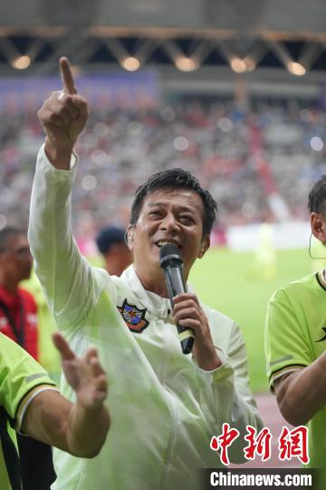 绿茵场万人合唱劲歌金曲：香港明星足球队走进