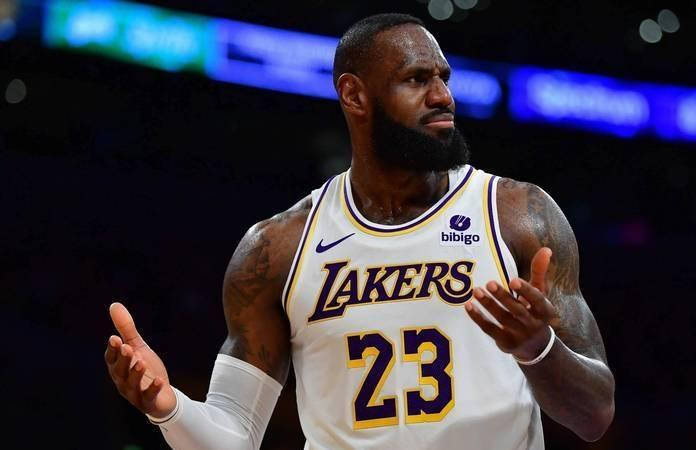 詹姆斯季后赛前调整引热议，回应质疑展现团队