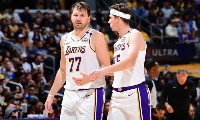 詹姆斯季后赛前调整引热议，回应质疑展现团队