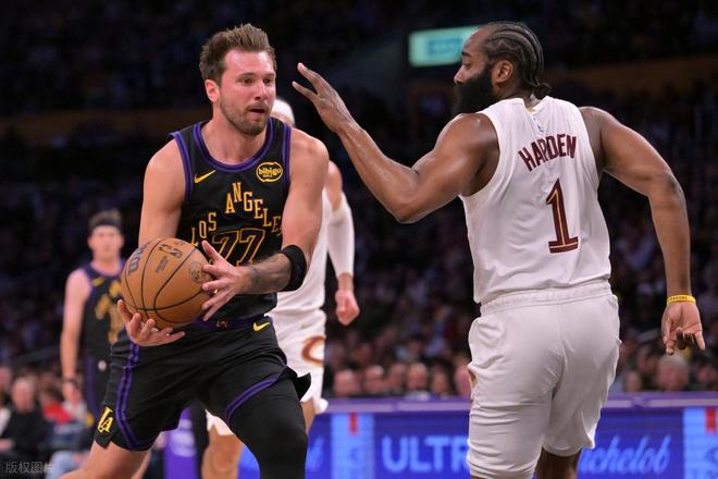 雷霆大胜湖人暴露阵容短板 詹姆斯难救球队惨败